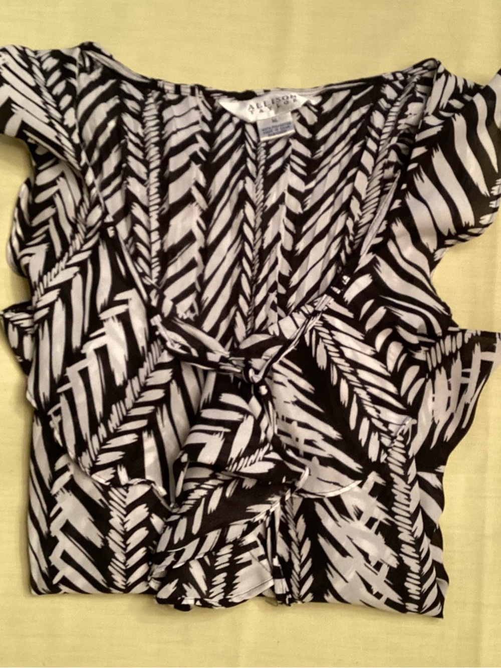 Allison Taylor Ladies Black/White Ruffled Pullover Top SIZE XL